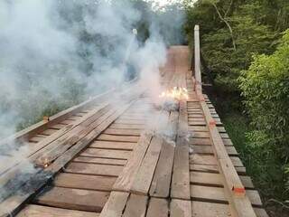 Pol&iacute;cia investiga inc&ecirc;ndio em ponte de madeira sobre o C&oacute;rrego da On&ccedil;a