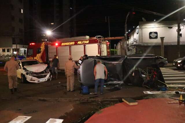 Motorista &eacute; levado ao hospital ap&oacute;s bater e capotar picape