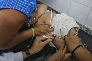 Criança recebendo dose da Pfizer Baby em Campo Grande. (Foto: Paulo Francis)
