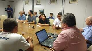 Reunião entre representantes da categoria e o Consórcio Guaicurus, na sede da Aviação Cidade Morena, nesta terça-feira (27). (Foto: Izabela Cavalcanti)
