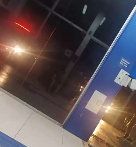 Fam&iacute;lia fica presa por mais de 1 hora em ag&ecirc;ncia banc&aacute;ria ap&oacute;s porta travar