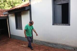 Basílio mostrando o alicerce da casa que é feito de pedra (Foto: Paulo Francis)