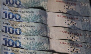Cédulas de 100 reais da moeda corrente no Brasil (Foto: José Cruz/Agência Brasil)