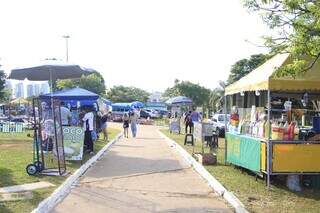 Em frente ao Parque das Nações Indígenas, calçada fica tomada por ambulantes (Foto: Alex Machado)