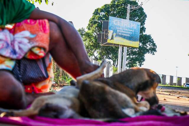 Jovem diz que dorme em frente &agrave; unidade de acolhimento, &agrave; espera de vaga