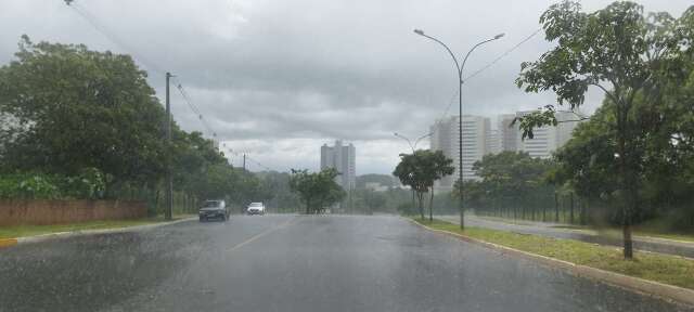Nuvens e trovoadas trazem temporal para Campo Grande