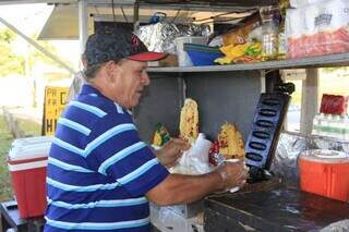 Rui Pereira vende crepe e pastel na Afonso Pena (Foto: Alex Machado)