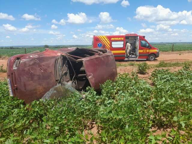 Ocupantes s&atilde;o arremessados durante capotagem em estrada vicinal