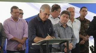 Governador Reinaldo Azambuja (PSDB) assinando contrato para novos investimentos. (Foto: Chico Ribeiro)