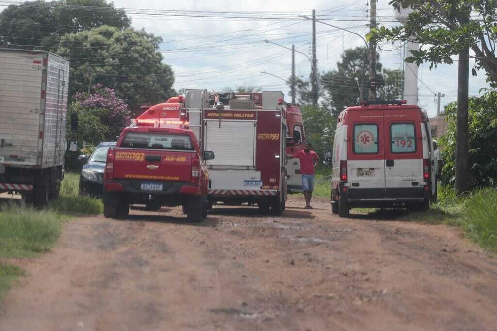 Três criminosos fazem limpa em residência de família que estava em