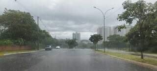 Chuva na região Norte de Campo Grande, nesta quarta-feira (Foto: Kísie Ainoã)