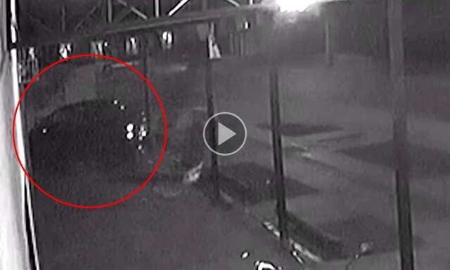 V&iacute;deo mostra momento em que motorista bate carro contra restaurante 