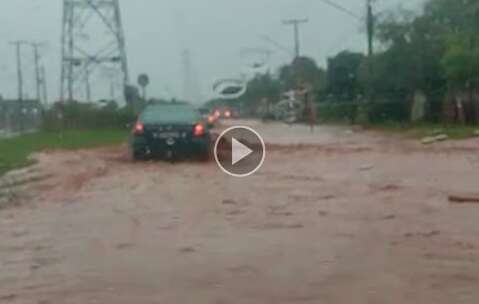 Com chuva forte na Avenida Guaicurus, água chega a cobrir rodas dos carros