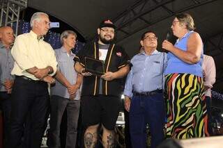 Governador recebendo homenagem dos trabalhadores da Feira Central (Foto: Alex Machado)