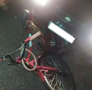 Bicicleta atingida pelo veículo (Foto: Região Online)