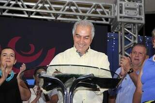 Governador Reinaldo Azambuja durante assinatura do repasse para as obras (Foto: Alex Machado)