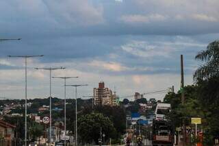 Céu com algumas nuvens nesta manhã em Campo Grande (Foto: Henrique Kawaminami)