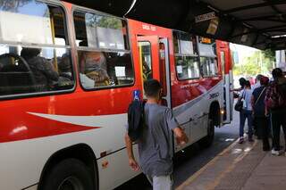 Usuários do transporte coletivo, em Campo Grande (Foto: Paulo Francis)