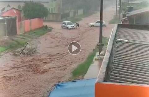 Morador reclama de enxurrada no Nova Lima: "minha rua já afundou um metro"