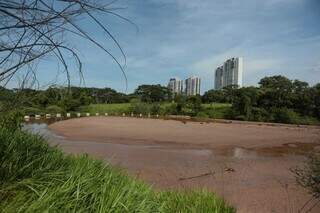 Lago menor, obra para &#34;segurar&#34; sedimentos, foi engolido pela areia no Parque das Nações Indígenas. (Foto:  Marcos Maluf)