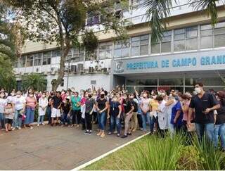 Enfermeiros enfrente a Prefeitura de Campo Grande. (Foto: Divulgação)