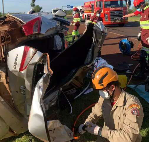 Carro capota e policial penal morre em acidente na BR-163 