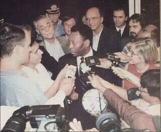 Pelé durante coletiva de imprensa em Campo Grande, em 1995. (Foto: Izaias Medeiros/Arquivo Correio do Estado)