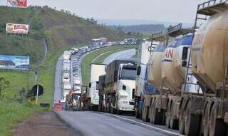 Fila de caminhões em rodovia (Foto: Valter Campanato/Agência Brasil)