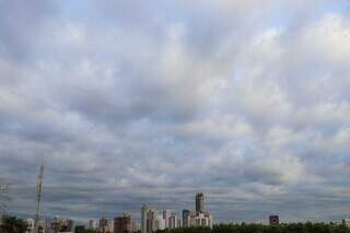 Céu com muitas nuvens nesta manhã em Campo Grande (Foto: Henrique Kawaminami)