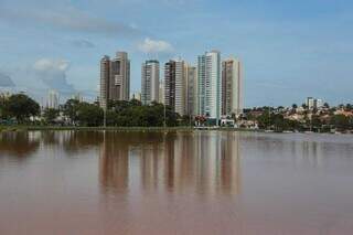 Cartão-postal de Campo Grande, lago principal do Parque das Nações correu perigo em 2019. (Foto: Marcos Maluf)