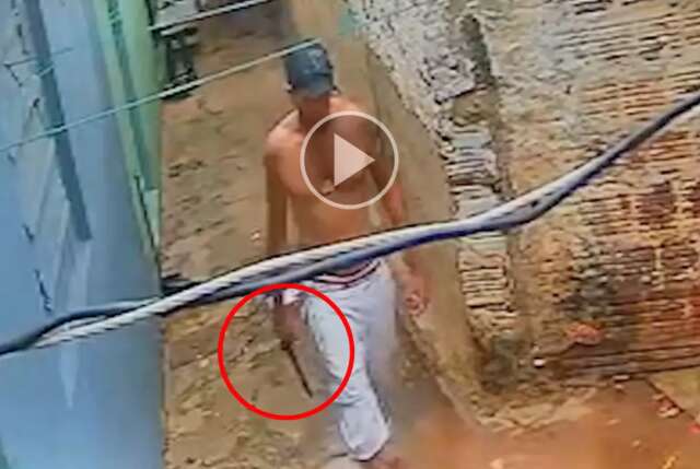 V&iacute;deo flagra assassino de idoso andando tranquilamente com a faca nas m&atilde;os 