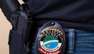 Arma e brasão da Polícia Civil na cintura de um servidor público. (Foto: Subcom/Arquivo)