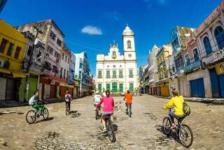 Turistas percorrem de bike o centro de Recife, uma das cidades brasileiras que mais se destacam pelo uso de bicicletas, junto com Aracaju e Belém - Reprodução.