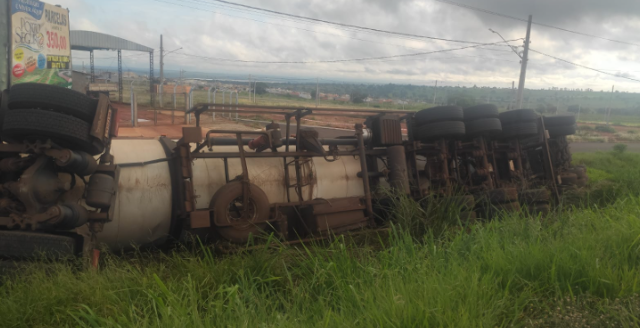 Motorista perde controle em curva e carreta carregada de &oacute;leo diesel tomba 