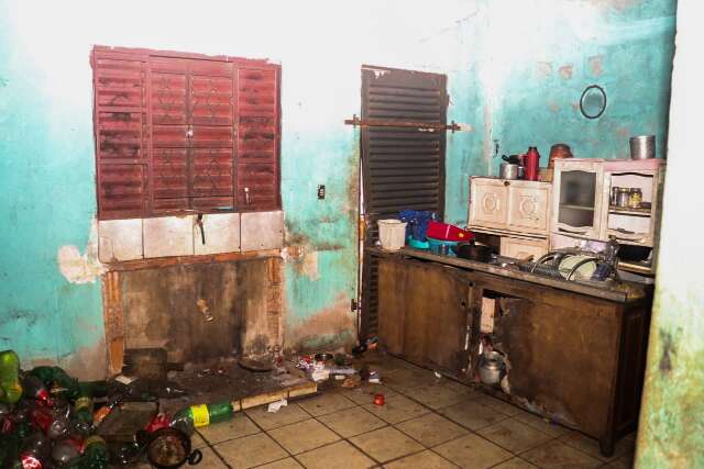Fogo levou roupas de fam&iacute;lia, rem&eacute;dios e at&eacute; cadeira de rodas de jovem
