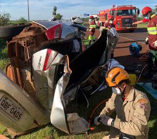 Movimentação de bombeiros e socorristas da CCR MSvia no local onde ocorreu o acidente (Foto: Direto das Ruas)