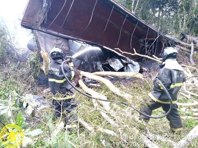 Ap&oacute;s 18h, Bombeiros ainda tentam resgatar corpo de motorista de carreta