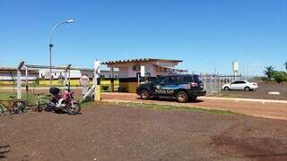 Viatura da Polícia Civil no semiaberto de Dourados, onde preso foi achado morto (Foto: Adilson Domingos)