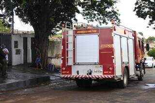 Inc&ecirc;ndio atinge restaurante e vizinhos apagam chamas