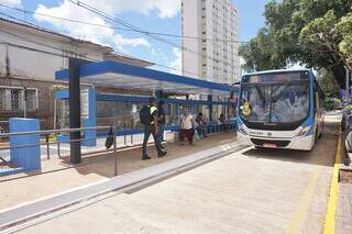 Estações de embarque de ônibus e wi-fi foram umas das novidades (Foto: PMCG)