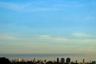 Céu azul nesta manhã visto do Jardim Parati, em Campo Grande (Foto: Henrique Kawaminami)