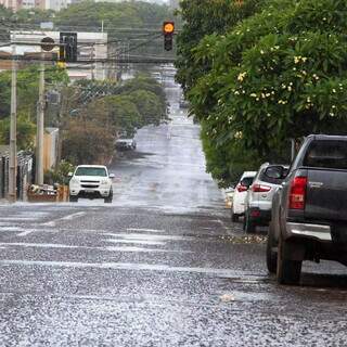 Pista molhada na região do Jardim dos Estados, em Campo Grande (Foto: Alex Machado)