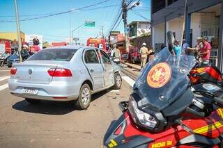 Motorista fica presa dentro de carro ap&oacute;s acidente em cruzamento