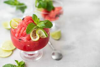 Mojito de melancia é dica refrescante para usar fruta da época. (Foto: Reprodução)