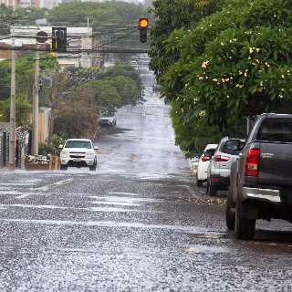 Capital tem chuva leve e meteorologia deixa 20 municípios em alerta