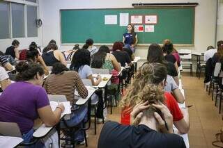 Estudantes durante prova do vestibular da UFMS no dia 4 de dezembro. (Foto: Henrique Kawaminami)