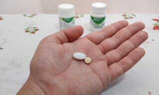 Claudemir Cândido mostra medicamento que toma diariamente por ser imonossuprimido. (Foto: Arquivo Pessoal)