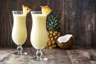 Bebida de abacaxi com leite de coco e rum também é alternativa. (Foto: Reprodução)