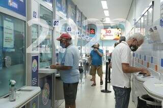 Apostadores raelizando apostas em um lotérica da Capital (Foto: Arquivo/Campo Grande News)