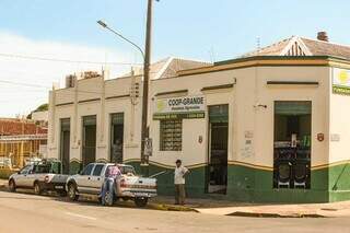 Cooperativa de insumos agrícolas funciona há 87 anos na Rua 14 de Julho. (Foto: Marcos Maluf)